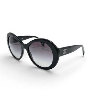💥SOLD💥 CHANEL Classic 5372 Black Oversized CC Logo Sunglasses